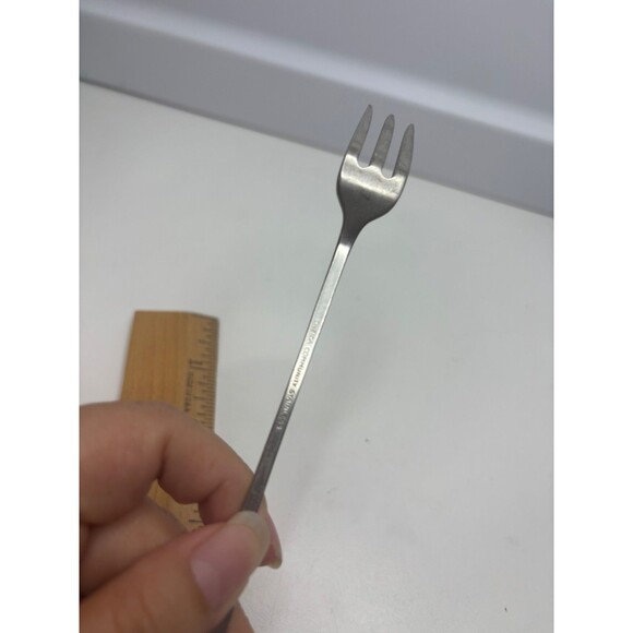 one Oneida Community Stainless PATRICK HENRY Cocktail Seafood Forks 6'' - Picture 3 of 3